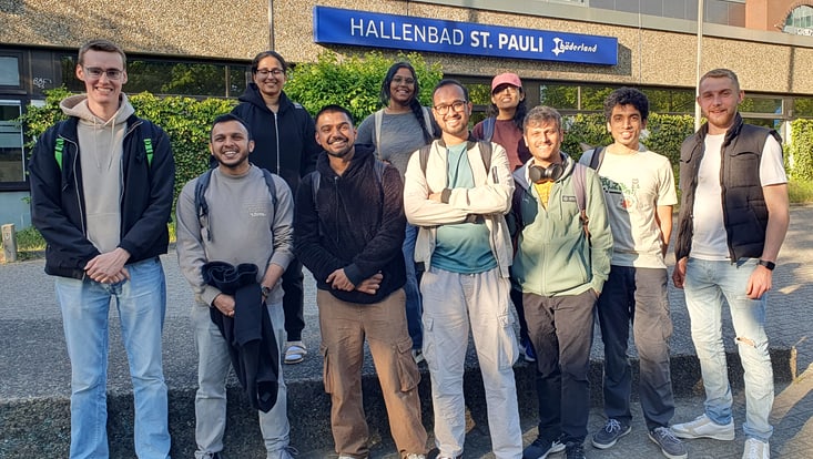 Die Teilnehmer*innen und Kursleitungen des LearnING to swim@TUHH-Schwimmkurs