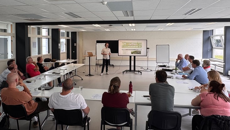 Teilnehmende verfolgen eine Präsentation